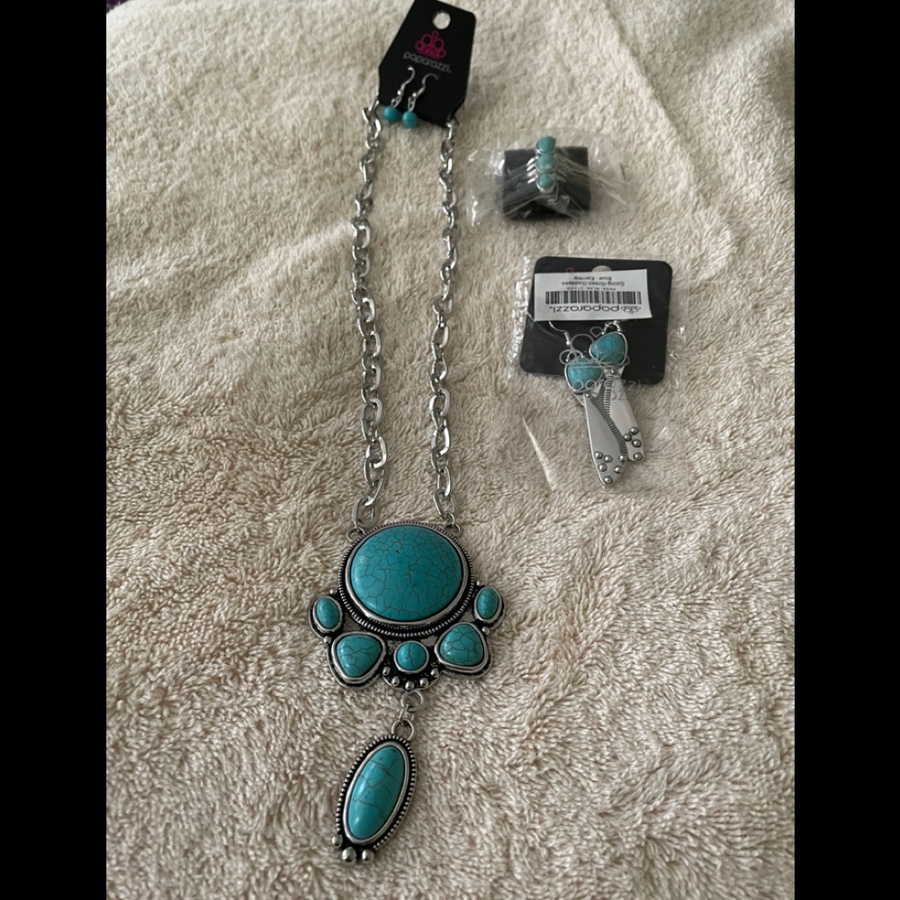 Ladies jewelry/paparazzi/necklace set